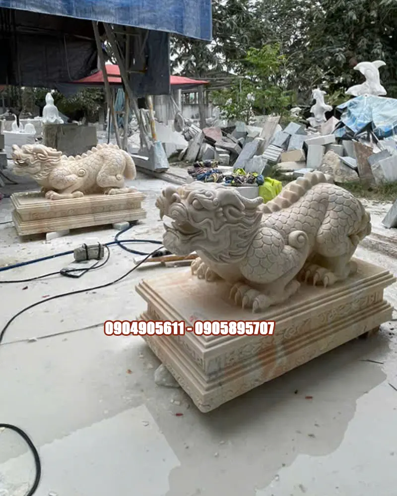 tượng kỳ lân vảy rồng đá vàng carot